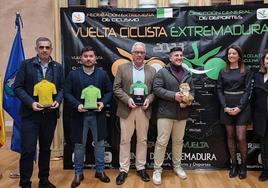 Abel González, primero por la izda., en la presentación de la Vuelta Ciclista a Extremadura.