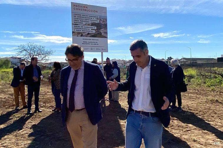 El alcalde Abel González conversa con José María Vergeles en el lugar donde se construirá el nuevo centro.