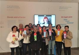 Alumnas del aula de alfabetización a lo Largo de la Vida y en pantalla María Antonia Moreno.
