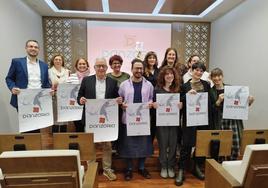 Representantes de los pueblos donde habrá espectáculo de 'Danzaria', Marina Agraz primera por la derecha en la segunda fila.