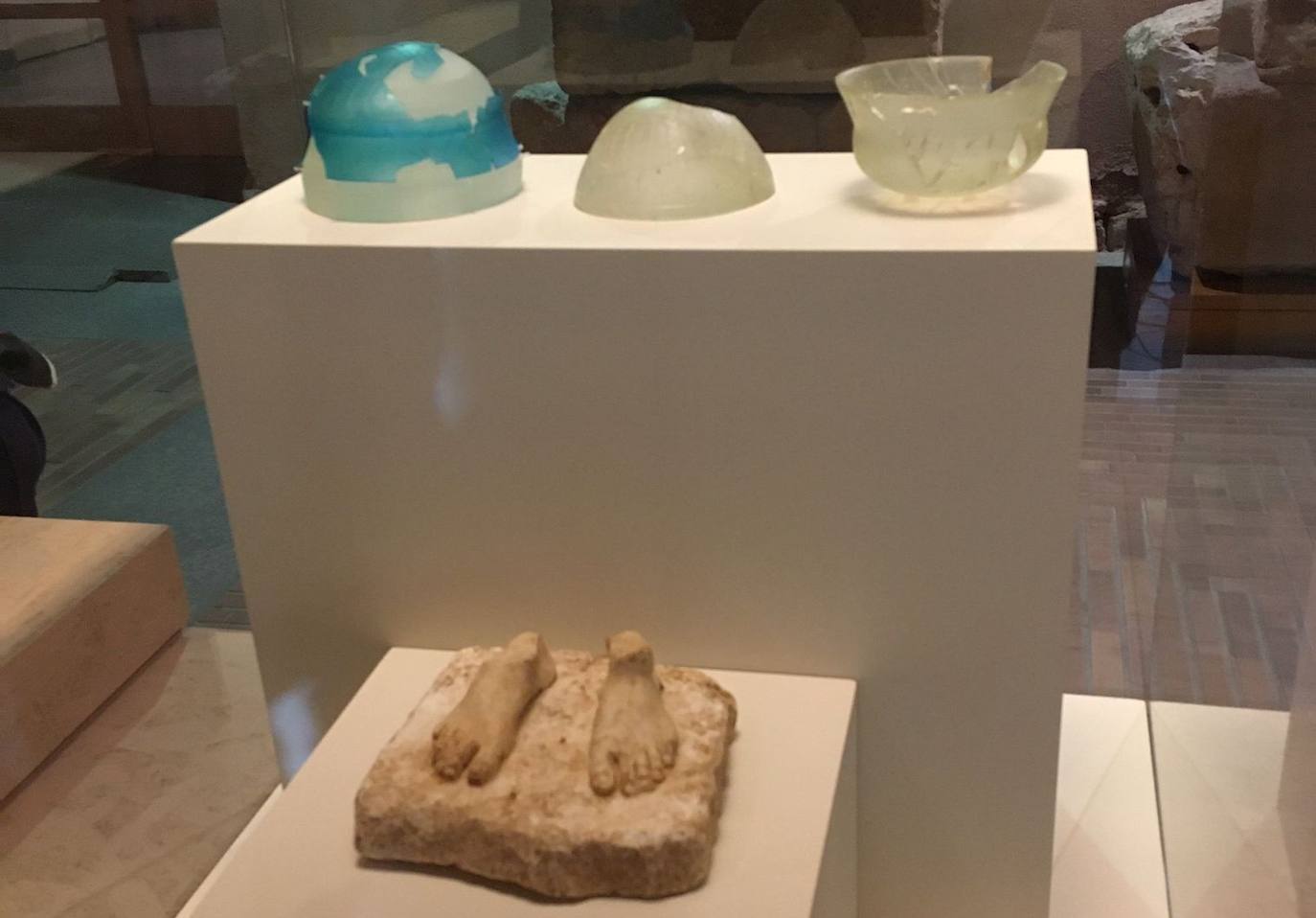 Algunas de las piezas expuestas en el museo madrileño procedentes de Casas del Turuñuelo.