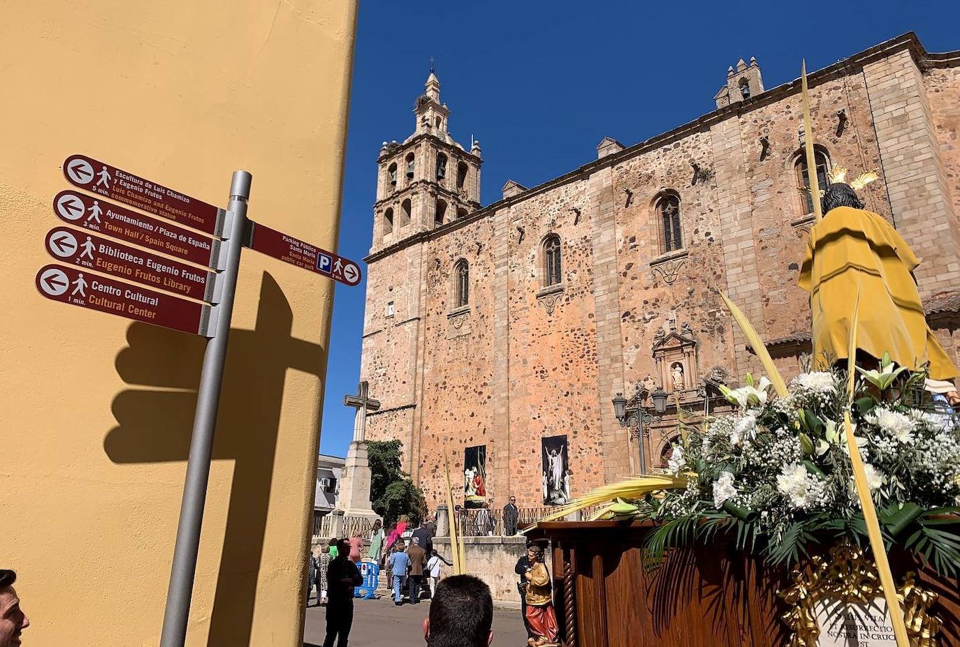 Panorámica de Santa María entrando La Burriquita al templo.