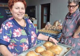 Las hermanas Maribel y Josebel Gallardo haciendo dulces de empanadas.