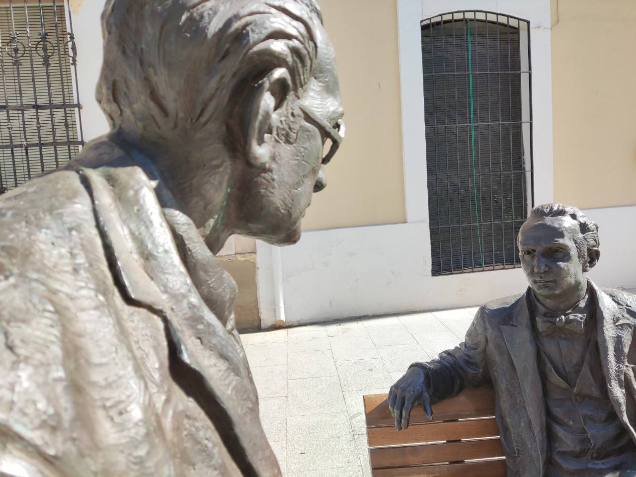 Luis Chamizo (d) y Eugenio Frutos en el conjunto escultórico de la calle Grande.