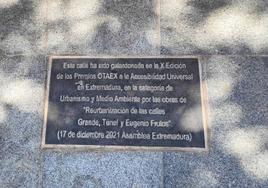 Placa instalada en el suelo de la Plaza de España de Guareña.