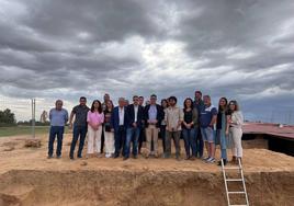 Foto familia con Patxi López en el centro de la imagen.