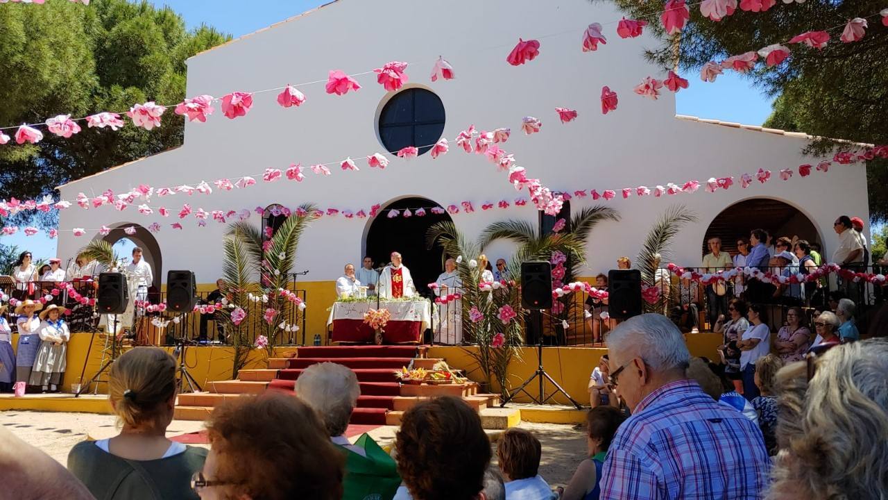 Imagen de archivo de la celebración de la misa a los pies de la ermita de San Isidro.