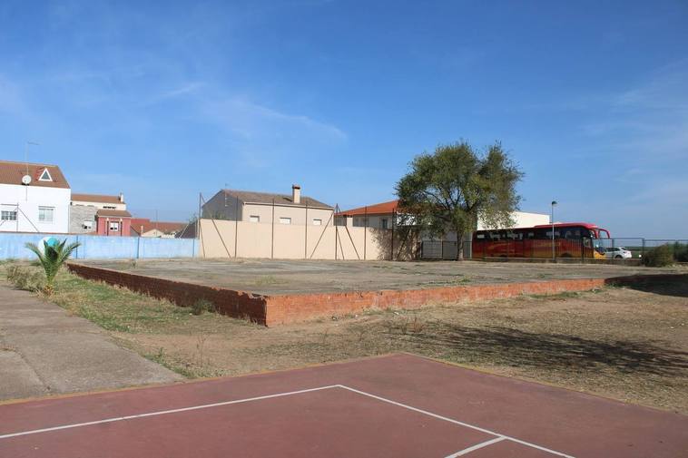 La Junta entrega proyecto para construir un nuevo gimnasio en el instituto