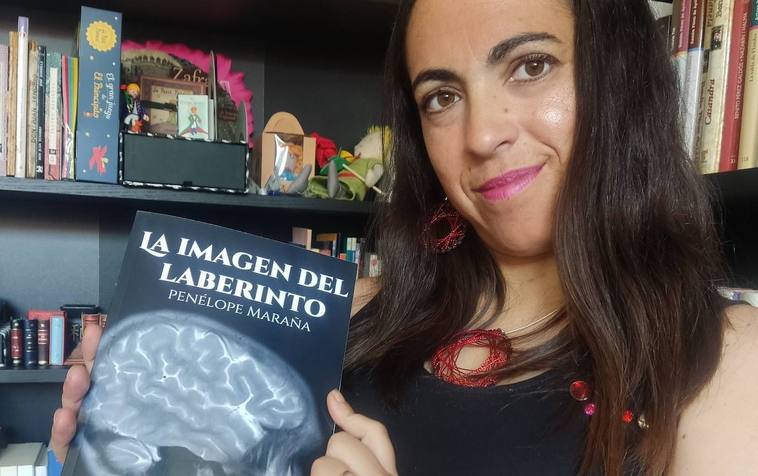 Penélope Maraña y su libro.