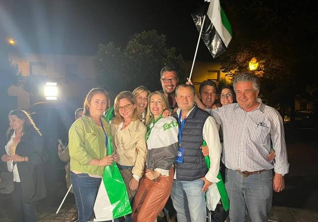 Los populares de Guareña con María Guardiola tras su éxito en las autonómicas.