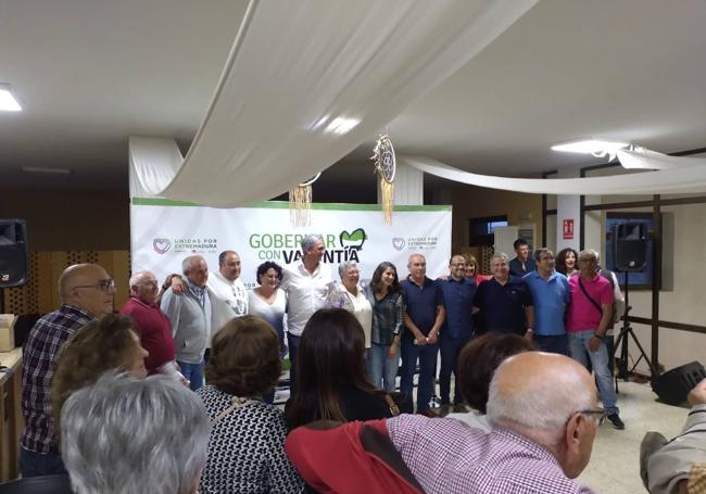 Foto de familia de Unidas Por Guareña con Irene de Miguel en un mitin celebrado en la población.
