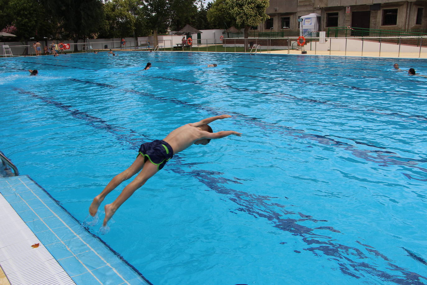 Infante bañista disfrutando en la piscina municipal de Guareña.