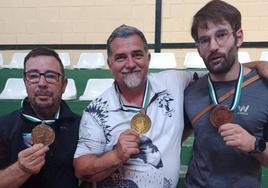 Juan Alberto Rubio (centro) mostrando el oro conseguido tras proclamarse campeón de Extremadura de caza con arco longbow.