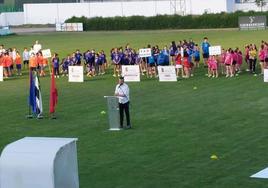 Imagen de archivo de una clausura deportiva con intervención del delegado de deporte Pedro Gil.