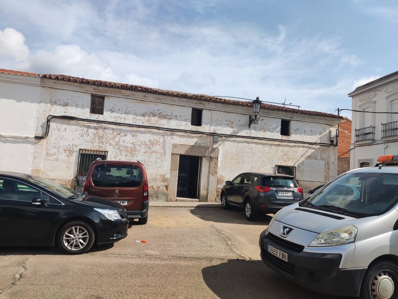 En esta casa de la Plñaza Vieja se produjo el suceso esta mañana.