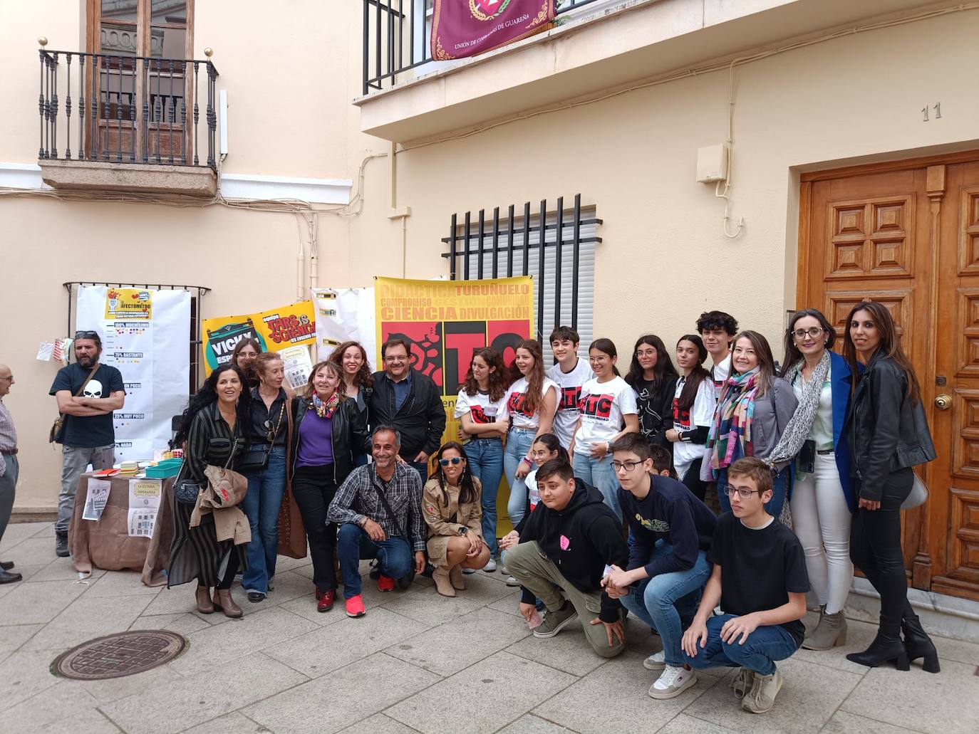 Foto de familia del grupo de alumnos con profesores y arqueólogos.