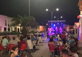 Imagen de archivo de una actuación musical en una terraza de verano en Guareña.