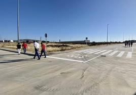 Políticos y técnicos visitando las obras de urbanización finalizadas en el polígono industrial en la carretera de Mérida.