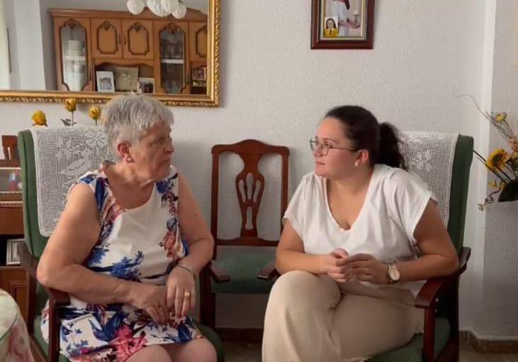 La abuela María Gallardo y su nieta Carmen Ayuso.