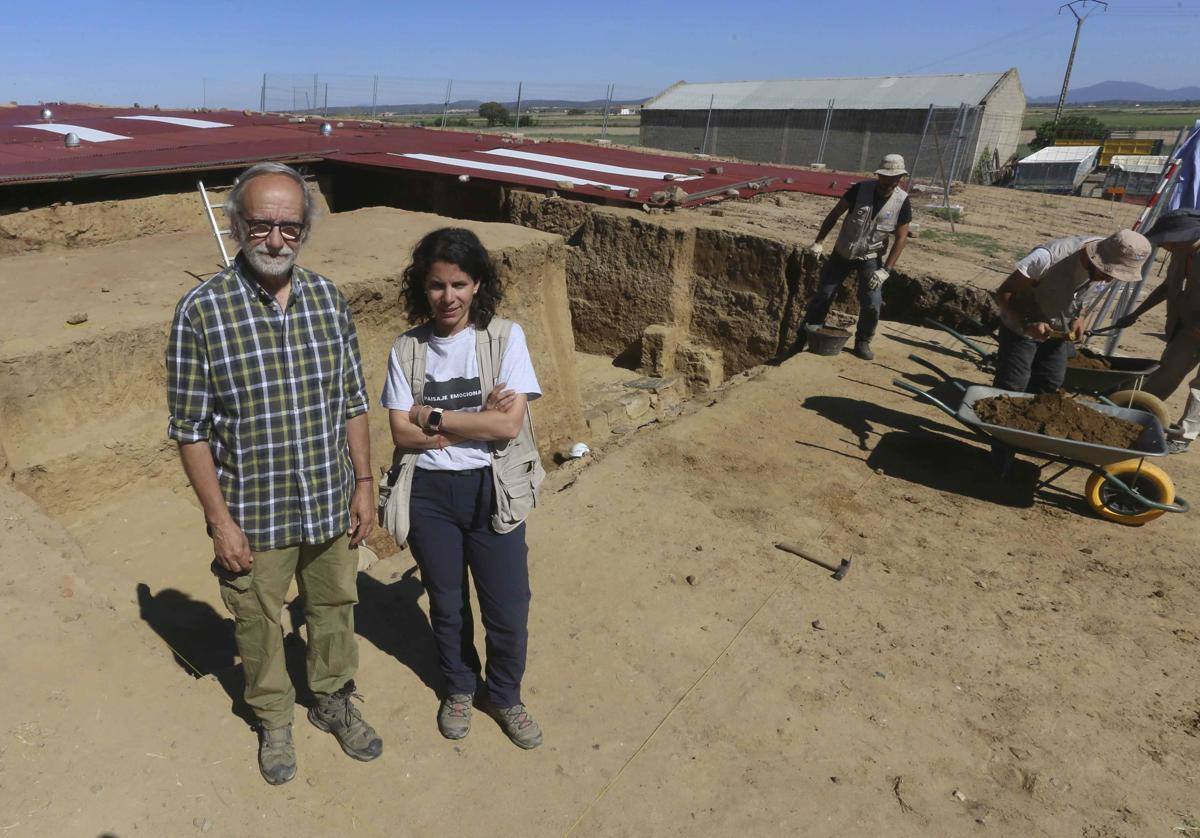 Sebastián Celestino y Esther Rodríguez en el yacimiento de Casas del Turuñuelo.