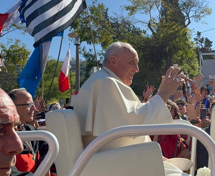 El Papa Francisco pasó muy cerca de las jóvenes guareñenses.