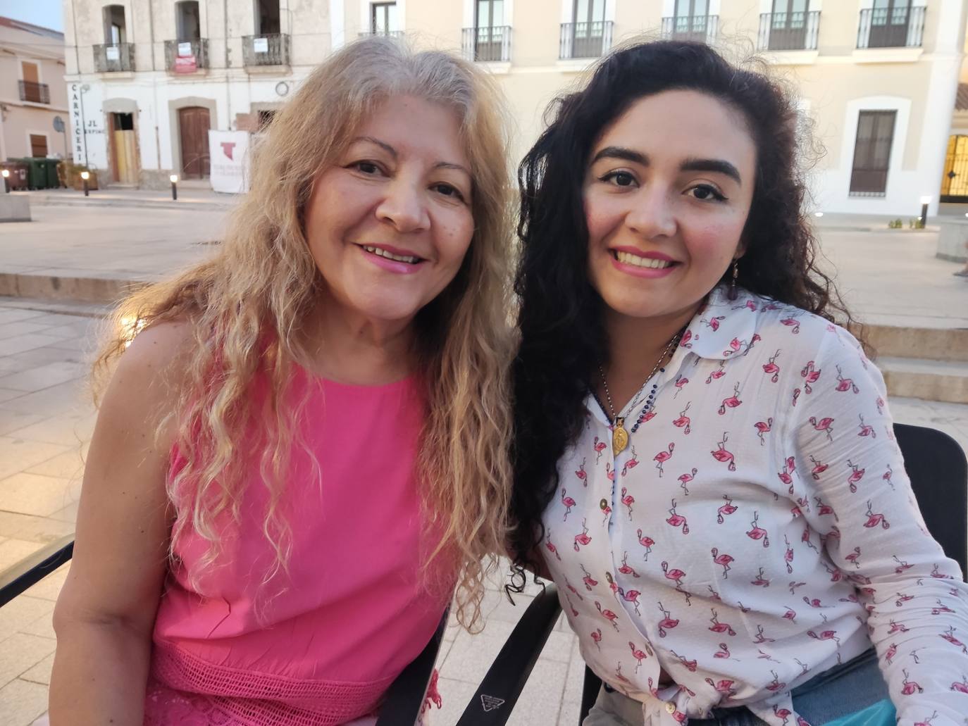 Paula con su tía Myriam en Guareña.