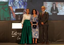 Momento de la entrega de la Medalla de Extremadura a los directores del Turuñuelo.