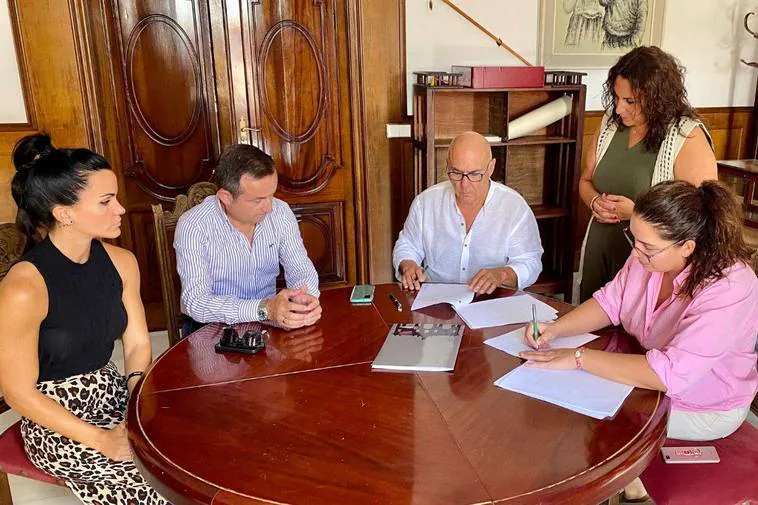 Ayuntamiento y Adiscagua firman un convenio para fomentar la inserción laboral