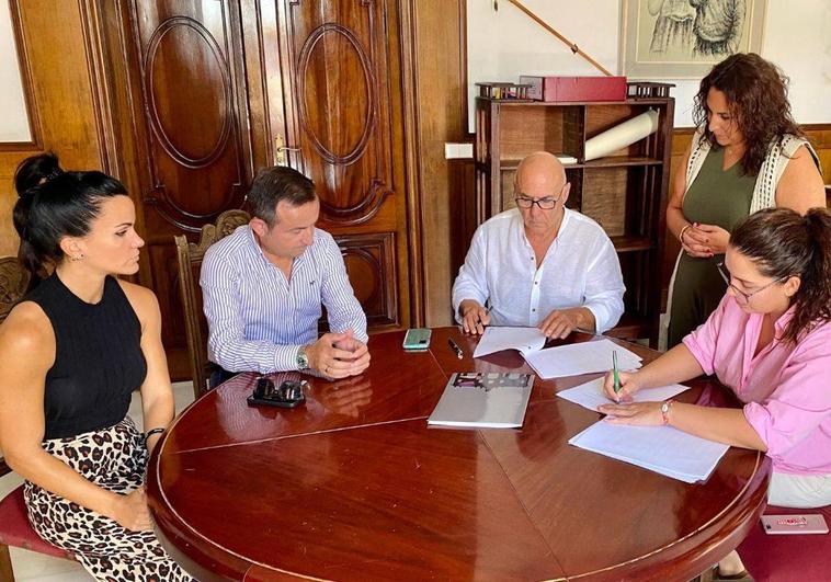 Ayuntamiento y Adiscagua firman un convenio para fomentar la inserción laboral