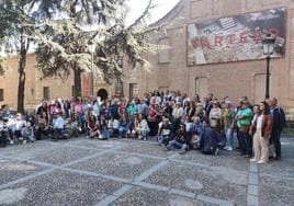 Foto familia de excursionistas de Guareña ante la fachada del museo arqueológico y peleontológico de la comunidad de Madrid en Alcalá de Henares.