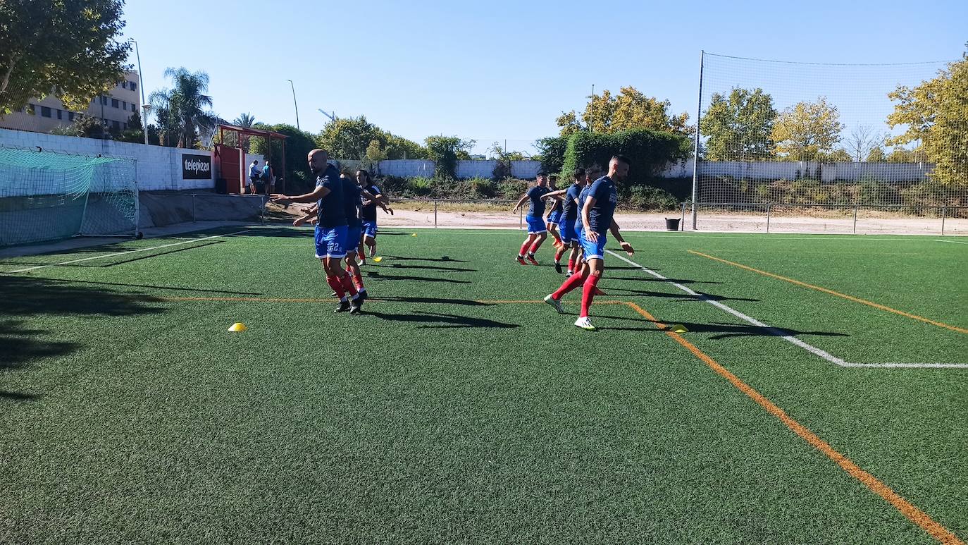 Jugadores del Guareña calentando en el estadio del Nueva Ciudad, en Mérida.