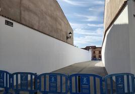 Todo preparado para la inauguración esta tarde de la calle del Calderero, en Guareña.