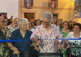 Antonia Mancebo en el momento de cortar la cinta e inaugurar la calle Del Calderero, de Guareña.