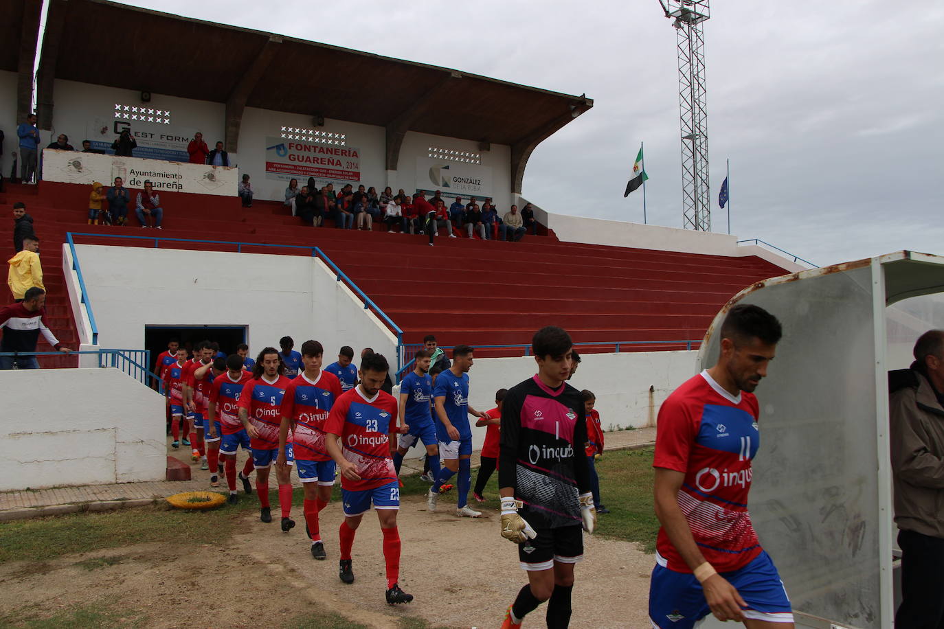 Salida de los equipos al terreno de juego de La Noria.