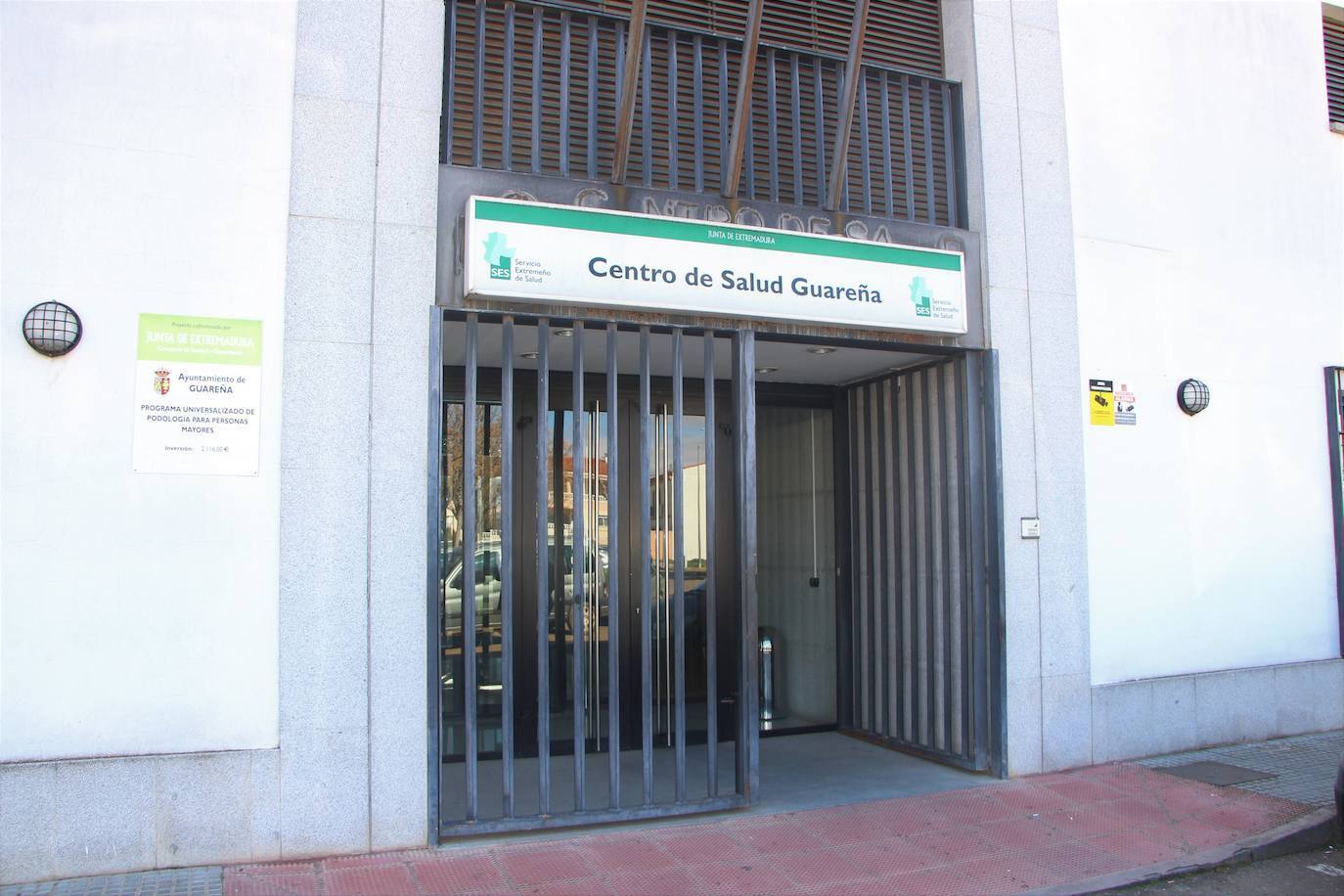Puerta principal del Centro Salud de Guareña.
