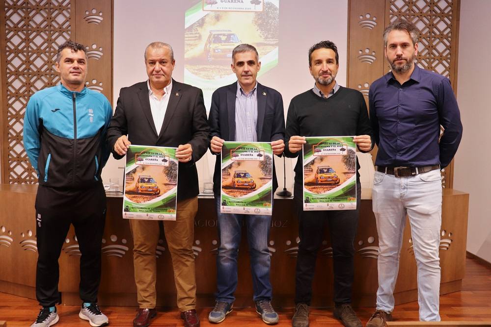 Foto de familia con la presentación del cartel oficial del Rallye de Guareña 2023.