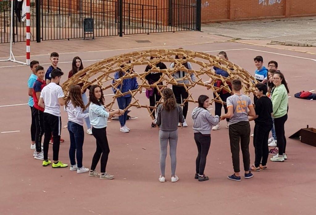 Alumnos sostienen la Cúpula de Da Vinci.