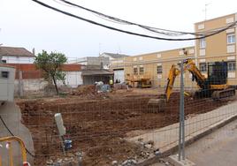 Obras para construir un aparcamiento público en calle Estacada.