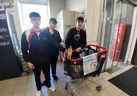 Tres alumnos del colegio Ntra. Sra. de los Dolores a pie de caja en un establecimiento de Guareña.