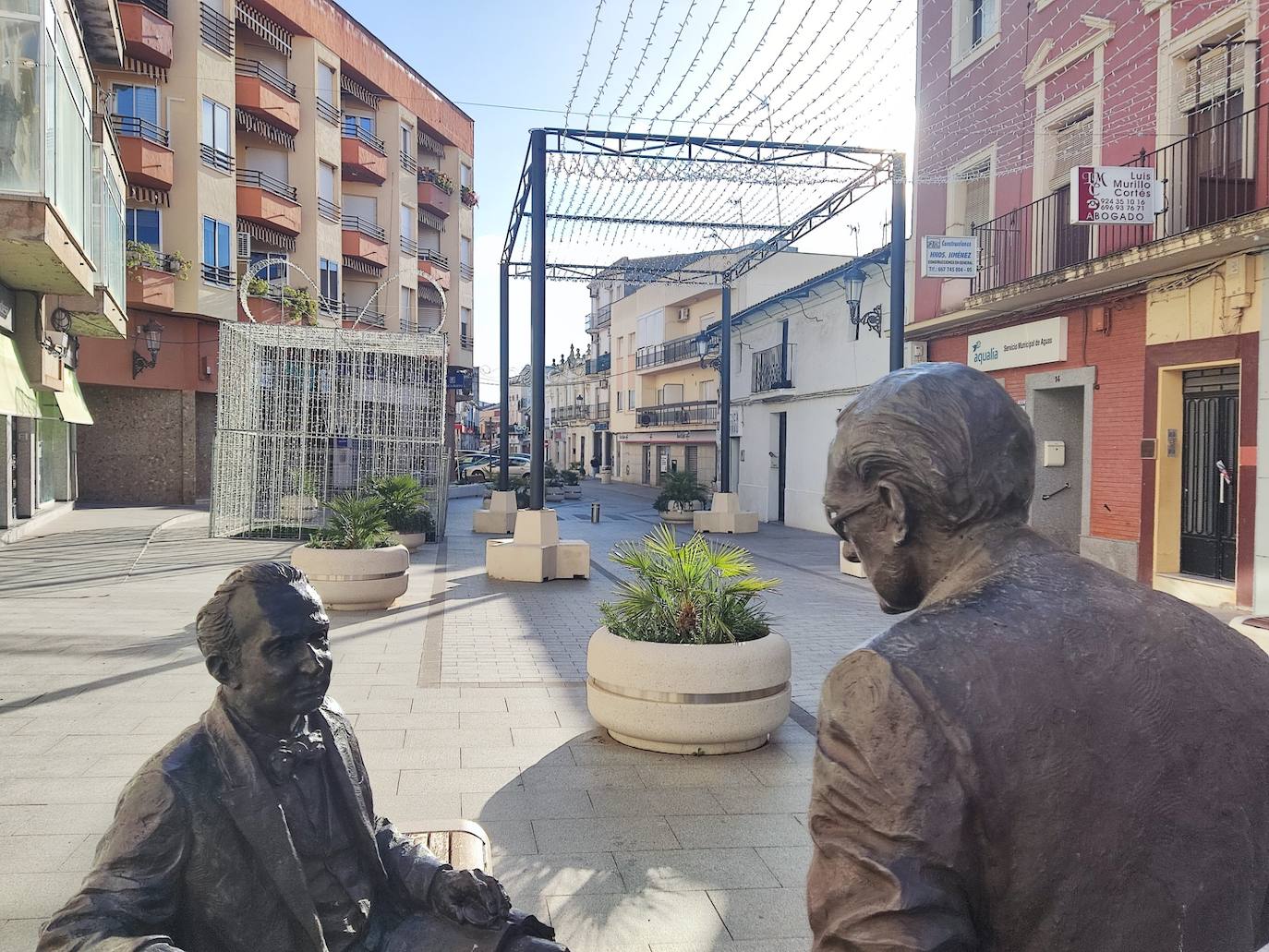 Los poetas, un año más, testigos del encendido navideño por calle Grande.