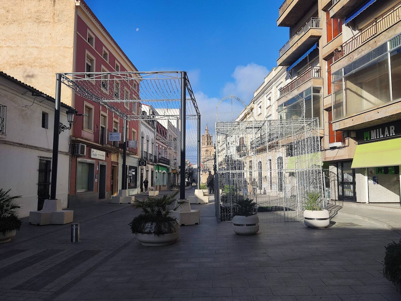 Panorámica de la calle Grande de Guareña que lucirá la que más con el Encendido Navideño.
