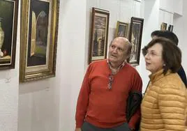 El pintor Juan Ignacio Gallego explicando una de sus obras.
