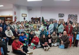 Foto de familia de la Navidad solidaria del OAR en el Hogar del Pensionista de Guareña.