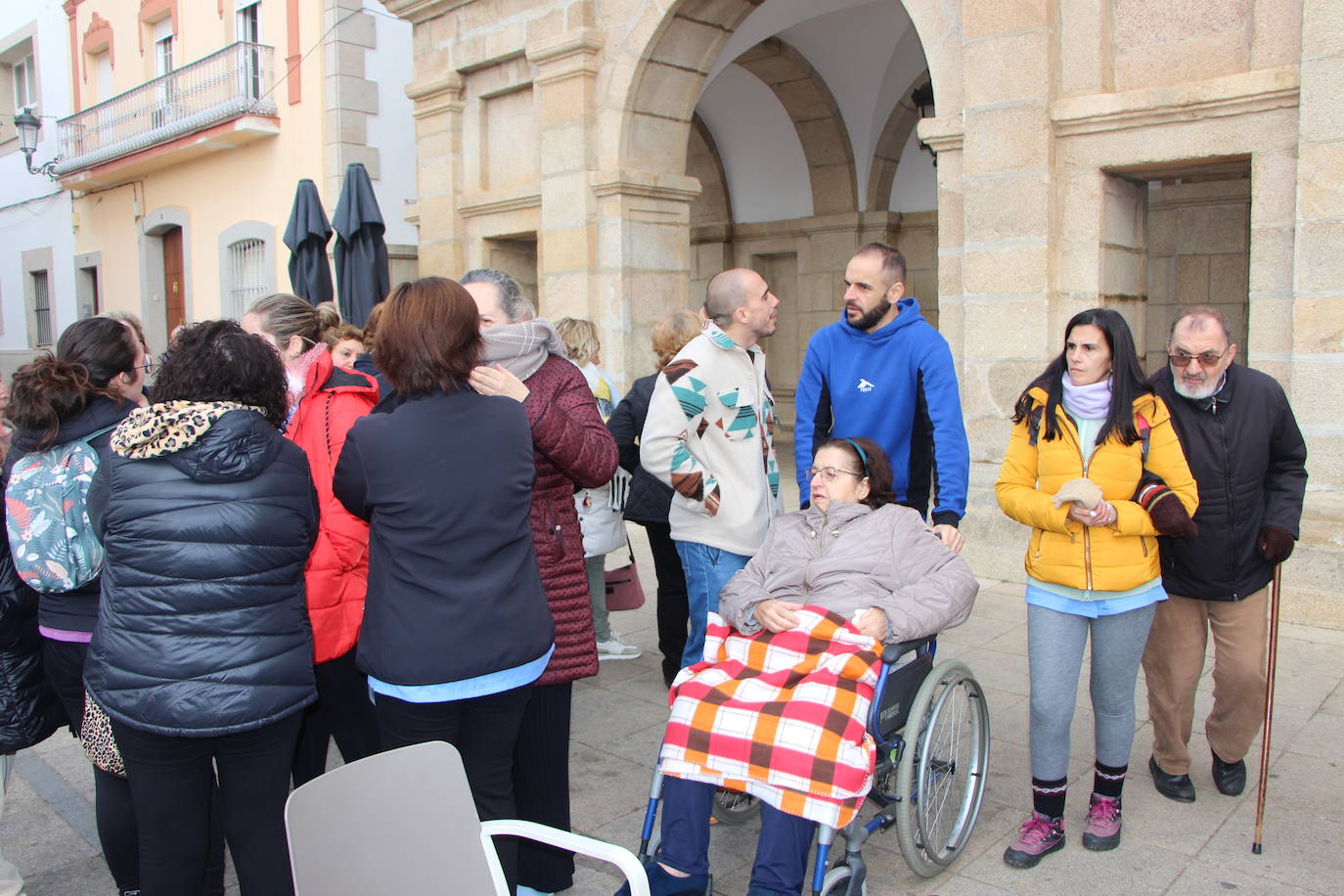 Personas concentradas ante el ayuntamiento.
