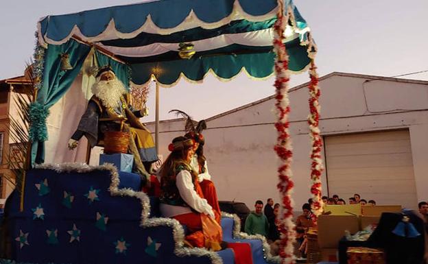 Imagen de archivo del Rey Melchor en su carroza Real acompañado de sus Pajes Reales.