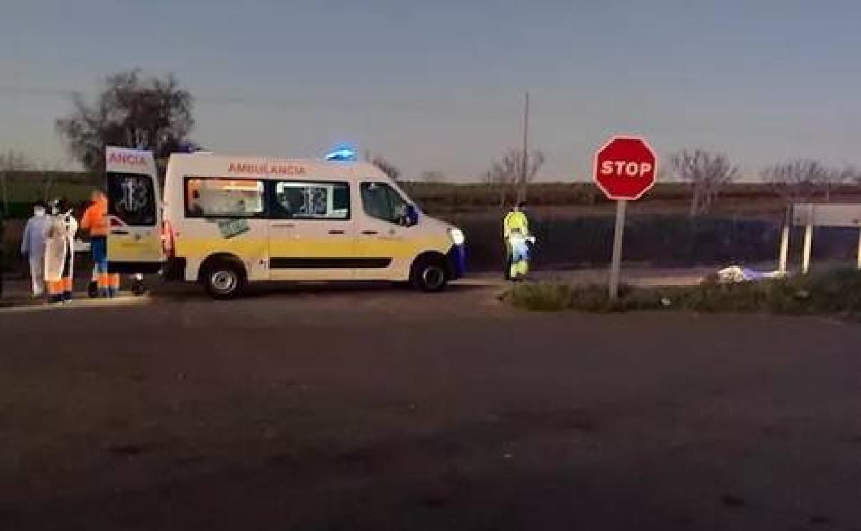 Una ambulancia en el lugar del accidente a la altura del Pantano San Roque de Guareña. 