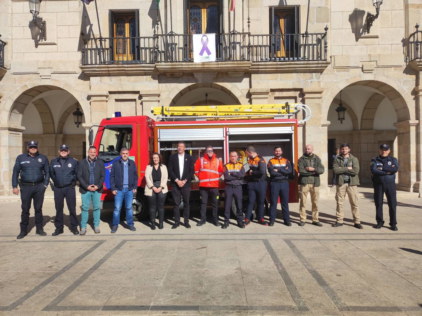 Foto familia del acto de entrega de las llaves del camión de bomberos a Guareña.