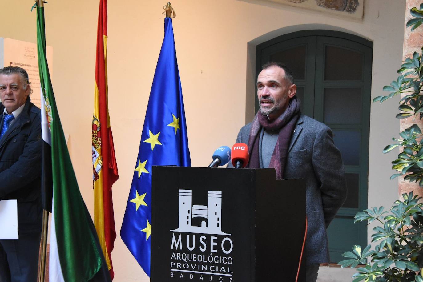 El director del Museo Arqueológico de Badajoz, Francisco J. Heras, condujo el acto inaugural.