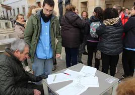 Usuarios y trabajadores de Ayuda a Domicilio recogiendo firmas para que el servicio continúe.