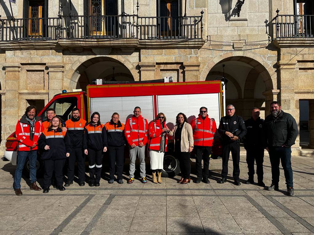Foto de familia para recoger el momento de la entrega oficial del camión de bomberos que hizo Diputación al ayuntamiento de Guareña.